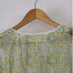 Belle robe blanche imprimée en coton à motifs floraux Robe pour tenue décontractée Robe imprimée à la main - Product Image 5