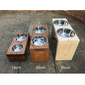 Mangeoire élégante en bois pour chiens et chats avec un look inspiré de l'agate - Product Image 1