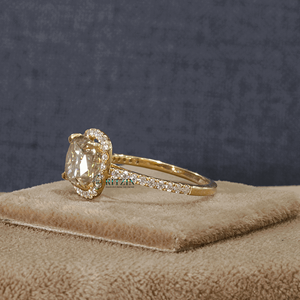 Anillo de compromiso de oro blanco para mujer con halo de moissanita de 3.50 CT de corte cojín y redondo con engaste de garra decorativo - Product Image 1