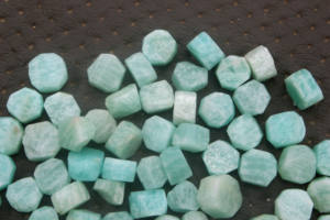 25 piezas de piedras preciosas sueltas de amazonita naturales de 8-10 MM sin pulir cristales extraídos de tierra cruda piedras curativas sin procesar - Product Image 5