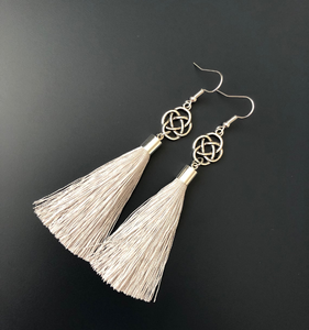 Boucles d'oreilles à pompons avec breloques nœud magique faites à la main / Boucles d'oreilles en argent sterling / Boucles d'oreilles bohèmes à franges et pompons - Or - Longues - Product Image 1