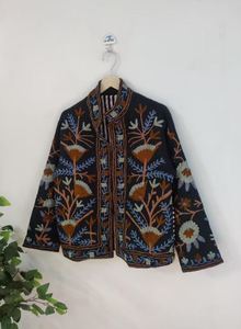 Chaqueta Corta de Mujer con Bordado Suzani Negro Hecho a Mano, Diseño Elegante para Invierno 2025, con Tela Lavada - Product Image 2