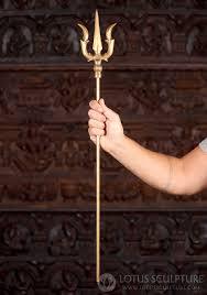 Escultura Trishul de latón tradicional y chapado en oro, un símbolo de Tridente divino. Disponible a precios mayoristas. - Product Image 6