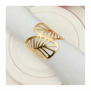 Ensemble de 8 ronds de serviette en métal exclusifs, ensemble de ronds de serviette classiques en métal argenté structuré avec une feuille au design exclusif. - Product Image 5