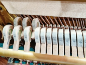 เปียโนอะคูสติกยามาฮ่า W103 สีน้ำตาล รุ่นยอดนิยมจากญี่ปุ่น สำหรับนักดนตรีมืออาชีพ เปียโนมือสองจากญี่ปุ่น ทำจากไม้แท้ - Product Image 4
