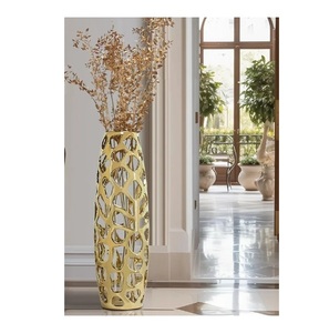 Una maceta moderna de aluminio combina una estética minimalista y una construcción robusta para un decorismo contemporáneo. - Product Image 1