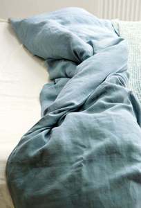Parure de lit en coton 100% Stonewashed bleu poussière uni avec 2 taies d'oreiller assorties, boutons en noix de coco, couette anti-bactérienne - Product Image 4