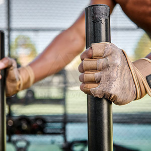 Guantes de gimnasio de cuero sin dedos de alta calidad hechos a medida para hombres y mujeres para levantamiento de pesas y entrenamiento - Product Image 3