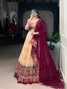 Lehenga Choli exclusif en soie Tasar lourde, imprimé avec des motifs en feuille et des travaux de miroir réel Gamthi avec une touche de dentelle, pour la vente en gros - Product Image 3