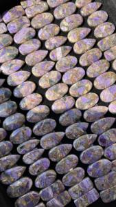 Charoïte de haute qualité, poids personnalisé, excellente étanchéité, prix compétitif, pierre naturelle polie pour la fabrication de bijoux - Product Image 2