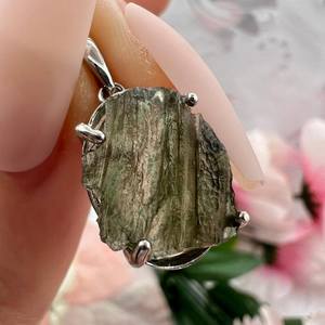 Collar con colgante ovalado de moldavita cruda auténtica, joyería única con moldavita genuina de Chlum Locality - Product Image 4