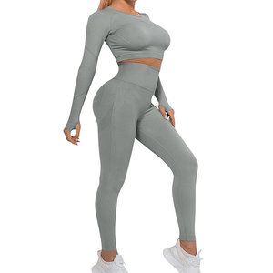 Conjunto activo de mujer para entrenamiento y yoga elaborado con material ligero y elástico - Product Image 2