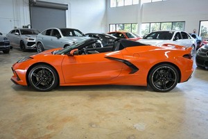 Prêt à être expédié : Chevrolet Corvette 2021 2 portes Stingray Cabriolet avec équipement 2LT, occasion, garantie 3 ans - Product Image 2