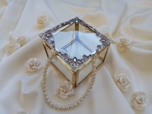 Caja de anillo de cristal de diseño japonés, organizador de joyas hecho con marco pulido dorado de cristal y metal para compromiso de boda de cumpleaños - Product Image 3