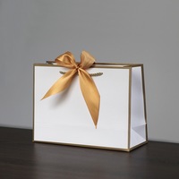 Sacs en papier noir de luxe personnalisés pour emballage cosmétique, vente en gros, découpe sur mesure, parfum, rouge à lèvres, shopping, cadeau, gaufrage, plastification, ruban