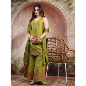 Conjunto de Kurta Sharara de Viscosa Satinada con Bordado Verde y Dupatta - Product Image 5