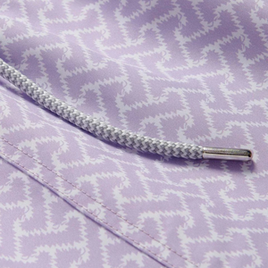 Shorts de bain recyclés pour hommes, motif abstrait de labyrinthe lilas, séchage rapide, avec taille élastique et poches à cordon - Product Image 6