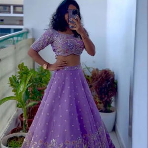 ชุดเลเฮนกาโชลีผ้าชีนอนปักลายดอกลาเวนเดอร์สวยงาม พร้อมผ้าคลุมไหล่ สำหรับงานปาร์ตี้สไตล์ผู้หญิง - Product Image 2