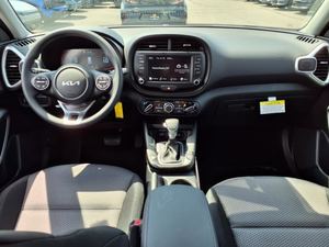 SUV Compacto Urbano Usado Gris Brillante 2025, Tracción Delantera, Automático, Interior Premium - Product Image 4