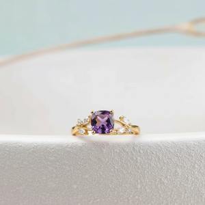 แหวนหมั้นรูปปีกสำหรับผู้หญิง ดีไซน์มินิมอล ประดับเพชรซิคอน เงินแท้ 925 ชุบทอง 18K  แบบหนามเตย  สำหรับเดือนกุมภาพันธ์ - Product Image 1