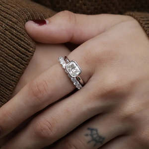Anillo SHREYA DIAM con Diamante Cultivado en Laboratorio, Corte Radiante, Platino, Media Engaste, Certificado IGI, Elegante para Bodas y Uso Diario - Product Image 2