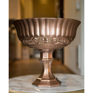 Grand bol à fleurs en métal sur piédestal, finition dorée antique, durable, fait main, décoration de mariage et de jardin, disponible en gros - Product Image 4