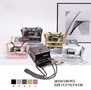 Borsa a tracolla da sera metallizzata con catene e fodera in poliestere per donna - Product Image 1