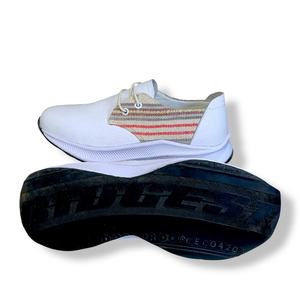 Chaussures Luna élégantes en blanc classique. Ces chaussures intemporelles sont fabriquées avec des matériaux de première qualité pour le confort et la durabilité. - Product Image 3