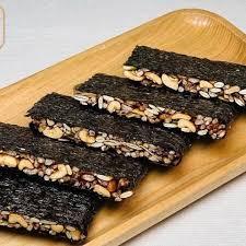 ซุปเปอร์ฟู้ดถั่วและสาหร่ายทะเลผสมอัลมอนด์ เมล็ดฟักทอง และงา สำหรับเป็นขนมทานเล่นเพื่อพลังงานจากพืชที่กรอบอร่อย - Product Image 3