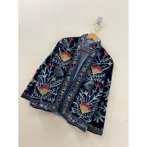 Chaqueta de Terciopelo Reversible Azul Marino para Mujer, Ropa de Abrigo Otoñal, Bordado a Mano con Diseño Suzani, Detalles en Piel de Oveja, Corta - Product Image 1