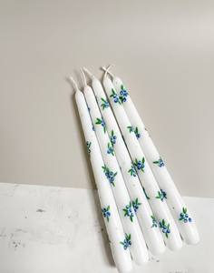 Bougies coniques en cire de soja blanche de qualité supérieure avec motifs floraux bleus délicats et feuilles vertes, au look artistique raffiné pour Noël - Product Image 2