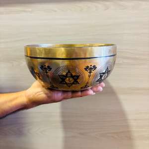 Cuenco de bronce de estilo tradicional del Himalaya, tema Budista para curación de Chakras y terapia de sonido, artesanías de Metal - Product Image 1