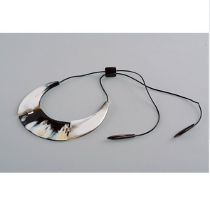 Collar con cuerno Simple moderno para mujer, Gargantilla cubana, simple y diseño de aspecto hecho a mano, pulido - Product Image 4