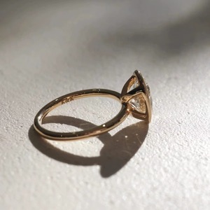 Anillo de Diamante Moissanita de Corte Ovalado de 1.50 Ct, Oro Blanco de 14k, Hermoso Diseño, Joyería de Lujo Moderna para Regalo de Boda o Compromiso - Product Image 2