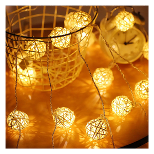 Añade un toque de naturaleza a tu espacio con nuestra bola de ratán ecológica hecha a mano - Product Image 2