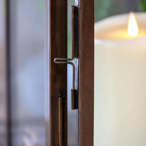 Lanterne porte-bougie en cuivre antique de luxe, design moderne, disponible en différentes tailles pour la décoration intérieure - Product Image 3