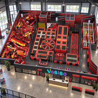 Grande arène de trampoline avec fosses à mousse, parcours ninja, labyrinthe d'escalade, toboggans tubulaires et équipement de terrain de jeux intérieur commercial pour FEC