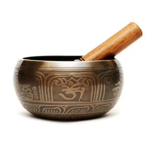 Cuenco de latón clásico con un simple percutor de madera, ideal para principiantes y práctica consciente. Precios al por mayor disponibles. - Product Image 2