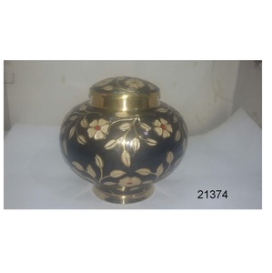 Urnes funéraires en laiton noires de fleur blanche de relief avec le sac de velours - Product Image 1