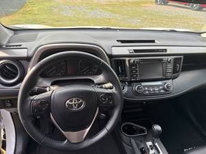 OFERTA PERFECTA: Toyota RAV4 XLE 2017, SUV de 4 Puertas, Transmisión Automática, 6 Cilindros, Asientos de Cuero - Product Image 3