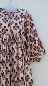 เดรสสั้นพิมพ์ลายดอกไม้สำหรับผู้หญิง, เดรสกระโปรงสั้นผ้าฝ้ายลายดอกไม้มีเอกลักษณ์ตรงเอวตามธรรมชาติ - Product Image 3