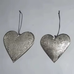 Hermoso adorno colgante de corazón de metal para regalo de vacaciones de árbol de Navidad - Product Image 1