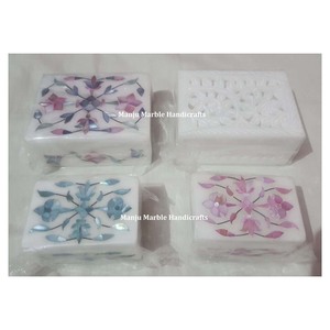 Boîte en marbre incrusté de pièces anciennes indiennes multicolores avec sculpture de nacre Boîte à différentes pièces disponible - Product Image 1