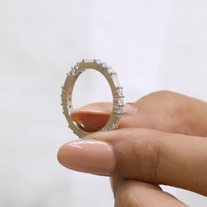 1.12 Cttw émeraude et coupe ronde Moissanite diamant bande de mariage, ensemble de mariée correspondant bande empilable pour les femmes - Product Image 5