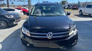 2017 // Tiguan/ S AWD Camioneta automática ACC Control de crucero R18 Tamaño del neumático Asientos de cuero Interior oscuro - Product Image 2