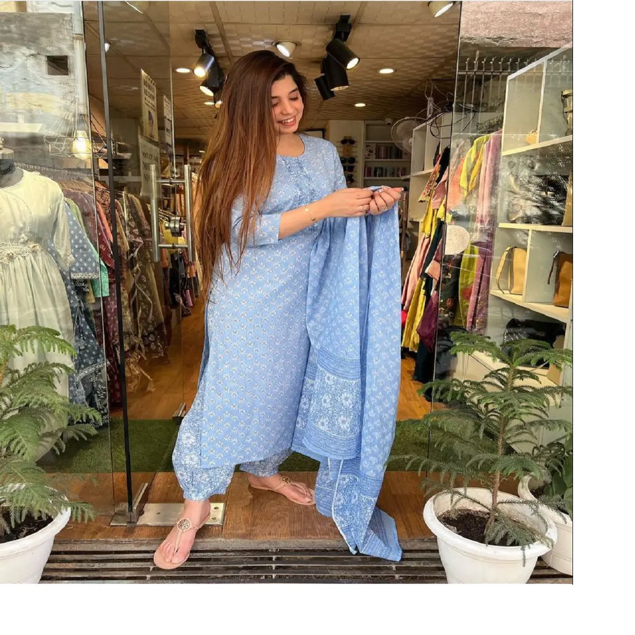 Abiti salwar in cotone stampato a mano di colore blu su misura in colori pastello per designer di abbigliamento e negozi di abbigliamento