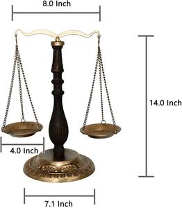 Báscula de equilibrio de latón con acabado pulido y base de madera, báscula decorativa para el hogar y la oficina - Product Image 3
