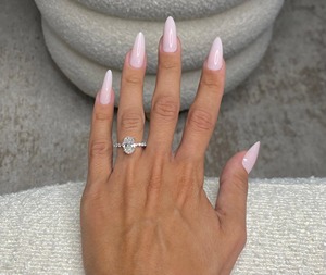 Anillo de Compromiso con Diamante Cultivado en Laboratorio de Corte Ovalado de 2.50 Quilates, Certificado IGI, Pavé Lateral y Halo Oculto, Oro Blanco de 18k, F VVS1 VVS2 - Product Image 1