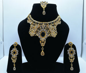 Juego de Joyería de Estilo Antiguo con Diseño de Flores Hechas a Mano con Circonita, Collar Negro, Aretes, Maang Tikka, Chapado en Oro para Bodas y Otras Ocasiones - Product Image 1