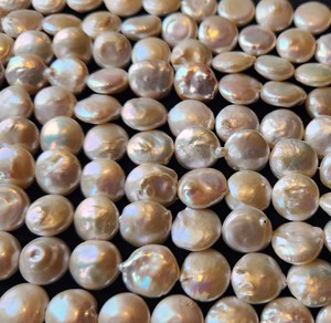 Chaîne de perles naturelles blanches en forme de pièce de monnaie, cultivées, non traitées, effet de changement de couleur, pour la création de bijoux, pièce à porter au quotidien. - Product Image 1
